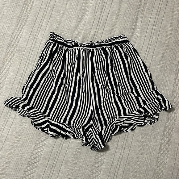 XHILIRATION | Women’s Ruffled and Striped High Waisted Shorts Size XS - Picture 2 of 3